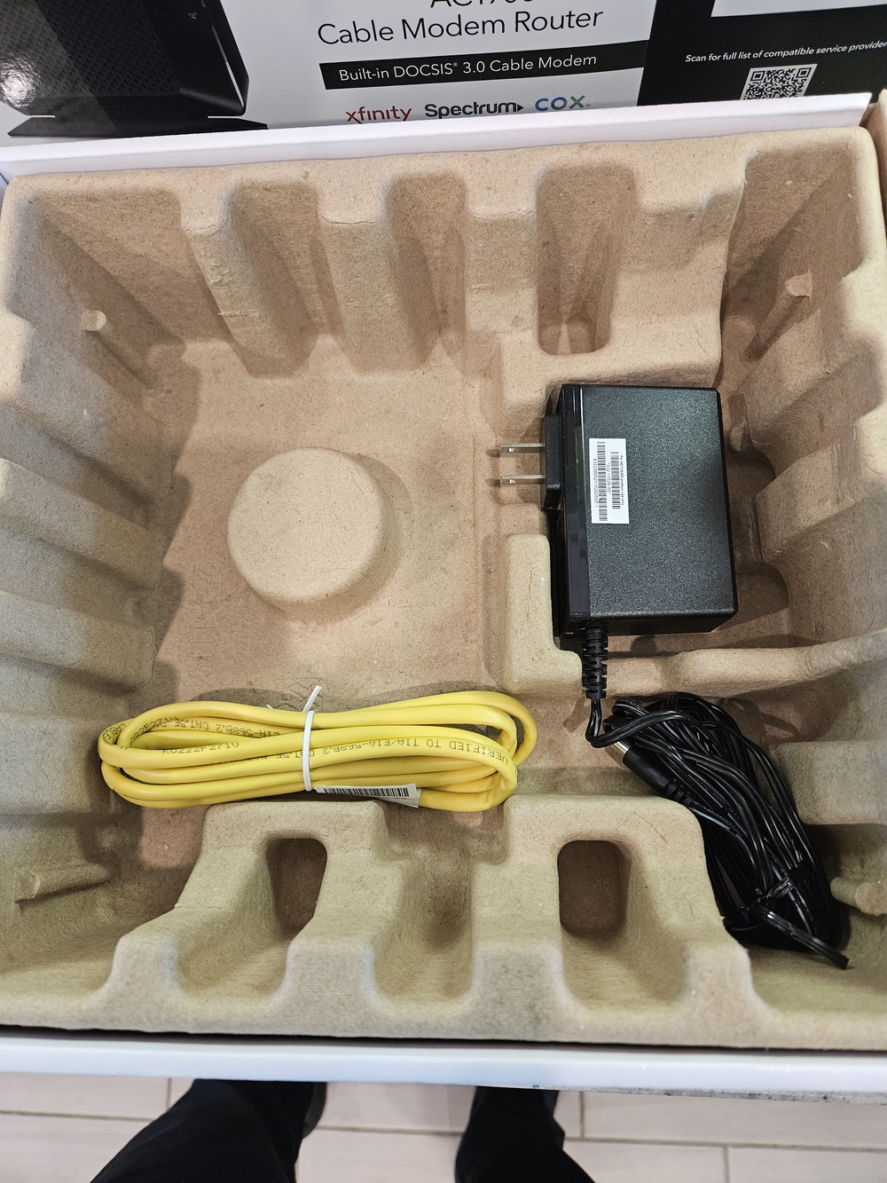 Netgear Nighthawk AC1900 WiFi Cable Modem Router - Picture 5 of 9